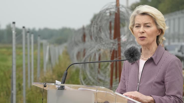 פון דר ליין בביקור בפולין. למדה היטב לדבר עם טראמפ (צילום: AP Photo/Czarek Sokolowski) נשיאת הנציבות של האיחוד האירופי אורסולה פון דר ליין בביקור ב פולין ליד הגבול עם בלארוס 31 באוגוסט