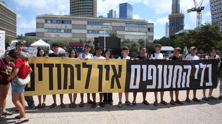 מובילי מחאת התיכונים בכיכר החטופים (צילום: ריאן פרויס) הצהרה לתקשורת של נציגי התיכונים השובתים