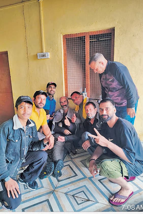 סמואל ונגרינוביץ' עם חברי צוות "מגן" שלקחו אותו לבית החולים הממשלתי טנדה, המרכז הרפואי המרכזי במחוז קנגרה (צילום: באדיבות צוות "מגן") סמואל ונגרינוביץ' עם חברי צוות "מגן" שלקחו אותו לבית החולים הממשלתי טנדה, המרכז הרפואי המרכזי במחוז קנגרה