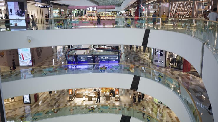 מיעוט של קונים באחד הקניונים המרכזיים בבייג'ינג