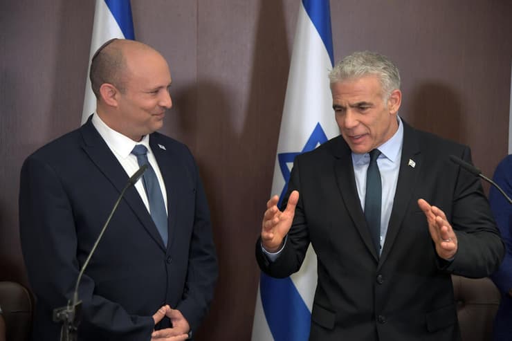 "כך נוהג אופוזיציונר". יאיר לפיד ונפתלי בנט (צילום: חיים צח, לע"מ) נפתלי בנט ויאיר לפיד