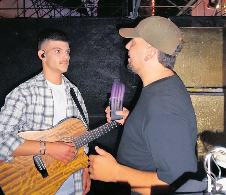 נדב חנציס עם המנהל שוהם אמסלם