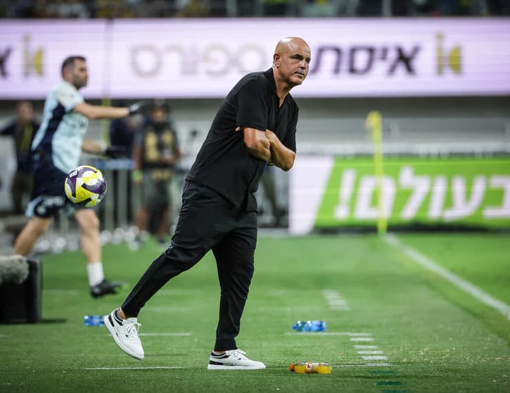 מאמן מכבי נתניה יוסי אבוקסיס