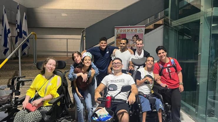 חניכי מכינת "כנפיים צעירים". לומדים איך לחיות חיים עצמאיים (צילום: מריאנו וקסלר, עמותת "כוונים") חניכי מכינת "כנפיים צעירים". לומדים איך לחיות חיים עצמאיים