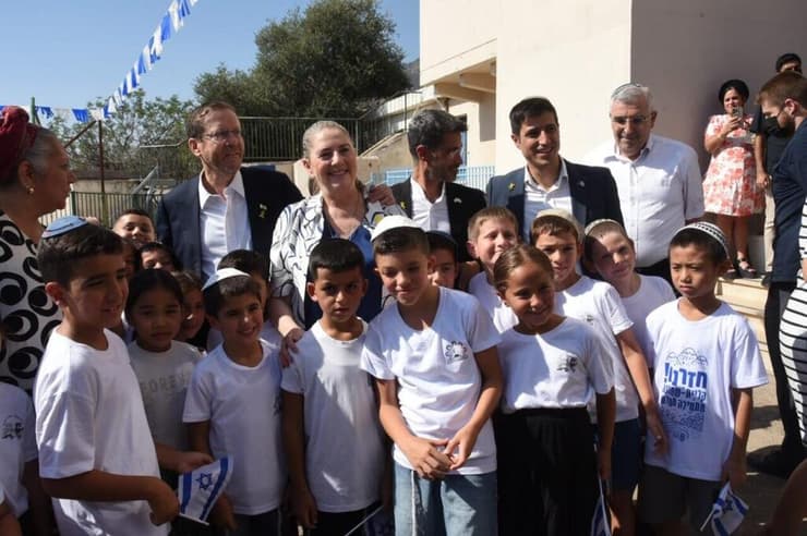 נשיא המדינה ורעייתו מבקרים בבית ספר רמב"ם בקריית שמונה (צילום: אביהו שפירא) נשיא המדינה ורעייתו מבקרים בבית ספר רמב"ם בקריית שמונה