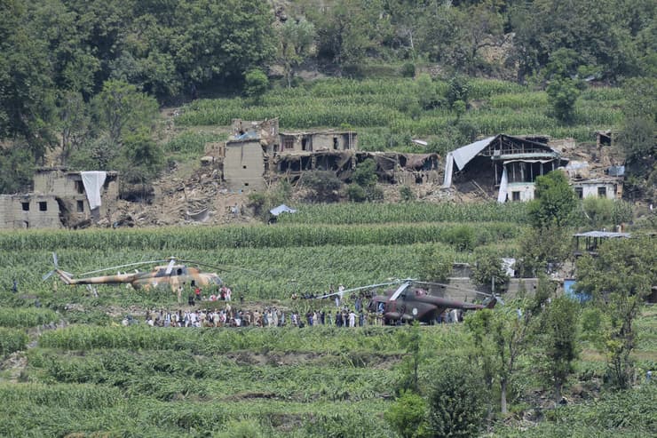 פעולות חילוץ במחוז קונאר ב אפגניסטן אחרי רעידת אדמה