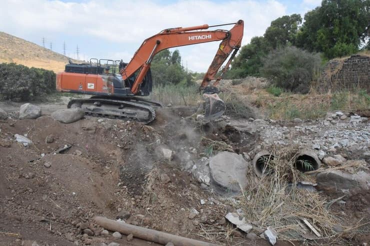 מכינים את הערוץ בנחל צלמון (צילום: אביהו שפירא) העבודות באזור הכינרת