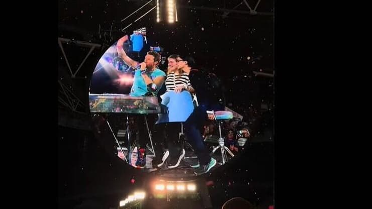 מתוך ההופעה של קולדפליי בוומבלי (צילום מסך: מעמוד הטיקטוק של flooo_mh) מתוך ההופעה של קולדפליי בוומבלי