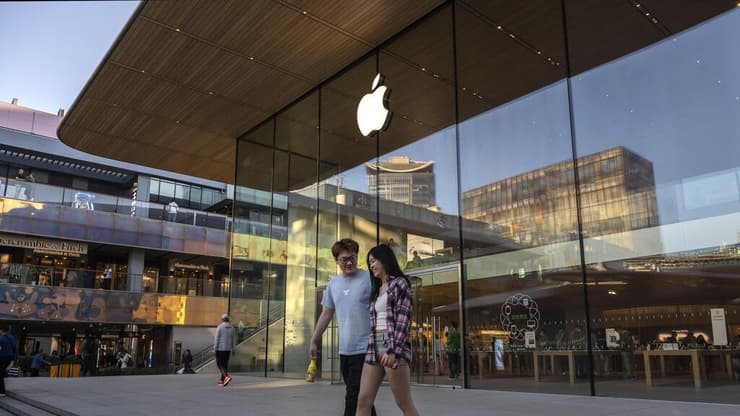 חנות של אפל במרכז מסחרי בביג'ין (צילום: Kevin Frayer/Getty Images) חנות של אפל במרכז מסחרי בביג'ין