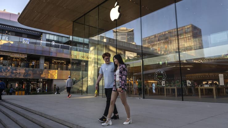 חנות של אפל במרכז מסחרי בביג'ין