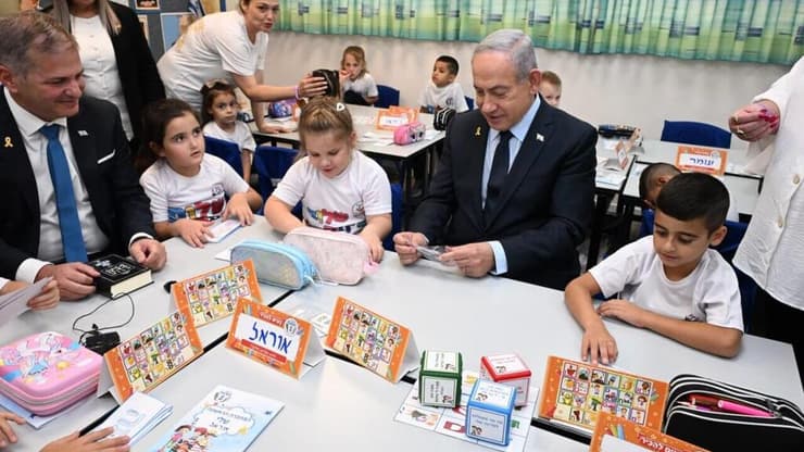 בנימין נתניהו ויואב קיש בבית הספר היסודי "מנחם בגין" בנוף הגליל, הבוקר (צילום: חיים צח/ לע"מ) ראש הממשלה בנימין נתניהו מבקר בבית הספר ״בגין״ בנוף הגליל