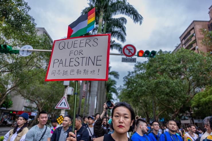 שלט "קווירים למען פלסטין" בטאיפיי, טייוואן, כבר ב-28 באוקטובר 2023