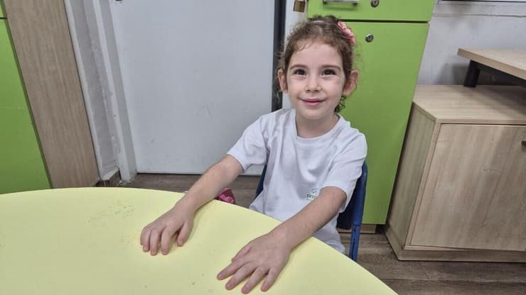 יובל רשף מרמת גן מתחילה את כיתה א' יובל רשף מבית ספר קורצ'אק ברמת גן, מתחילה את כיתה א'