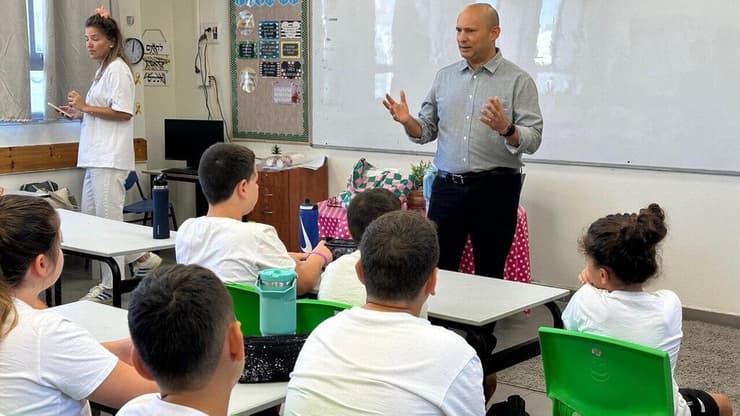 נפתלי בנט באלפי מנשה. "יש חגיגה היום, ואנחנו מתפללים לשובם של החטופים" בנט מבקר בבית ספר באלפי מנשה