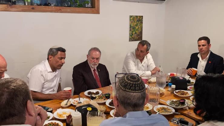 האקבי, ראשי הרשויות והחומוס שגריר ארה״ב מייק האקבי סועד עם ראשי הרשויות בעוטף