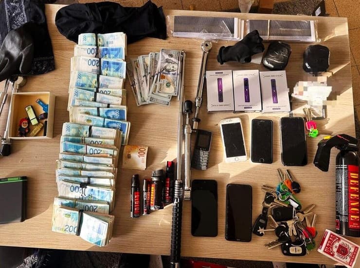כלי תקיפה, טלפונים רבים ומאות אלפי ש"ח במזומן. הדברים שנמצאו בביתו של החשוד בתקיפה
