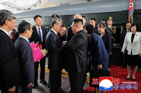 קים ג'ונג און מגיע עם בתו ל בייג'ינג סין