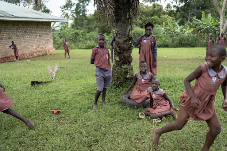 אפריקה זקנים אוגנדה ילדים