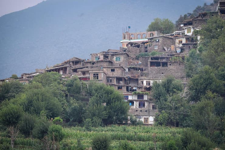 בתים שהצליחו לעמוד ברעידה לא הרחק ממוקד הרעש (צילום: REUTERS/Sayed Hassib) אפגניסטן רעידת אדמה