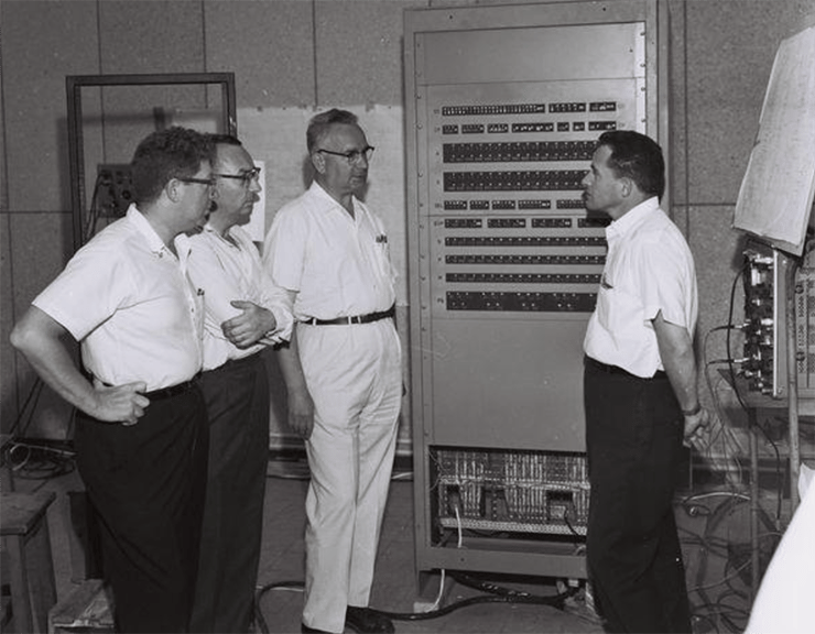 ב-1960 הפגיש אסתרין את רוכמן עם חיים לייב פקריס, ראש המחלקה למתמטיקה שימושית במכון ויצמן, שיזם את הקמת ויצק. מימין לשמאל: שמיל רוכמן, חיים לייב פקריס, צבי ריזל, ג'רלד אסתרין (צילום: ארכיון מכון ויצמן למדע) ב-1960 הפגיש אסתרין את רוכמן עם חיים לייב פקריס, ראש המחלקה למתמטיקה שימושית במכון ויצמן, שיזם את הקמת ויצק. מימין לשמאל: שמיל רוכמן, חיים לייב פקריס, צבי ריזל, ג'רלד אסתרין