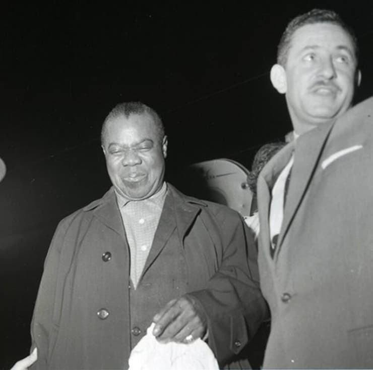 לואי נוחת בארץ לקראת הופעתו, 1959