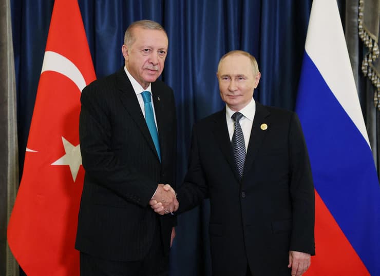 ארדואן ופוטין נפגשים בסין (צילום: HANDOUT / TURKISH PRESIDENTIAL PRESS SERVICE / AFP) רג'פ טאיפ ארדואן עם ולדימיר פוטין בפסגה ב סין