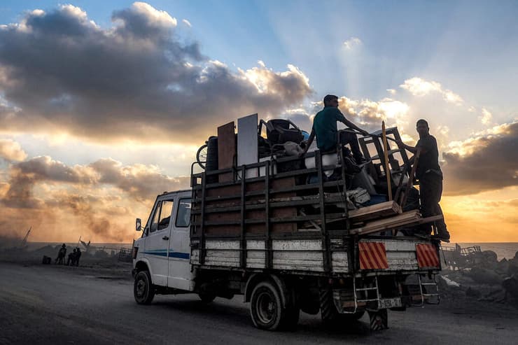 עקורים עזתים בורחים דרומה מהעיר עזה