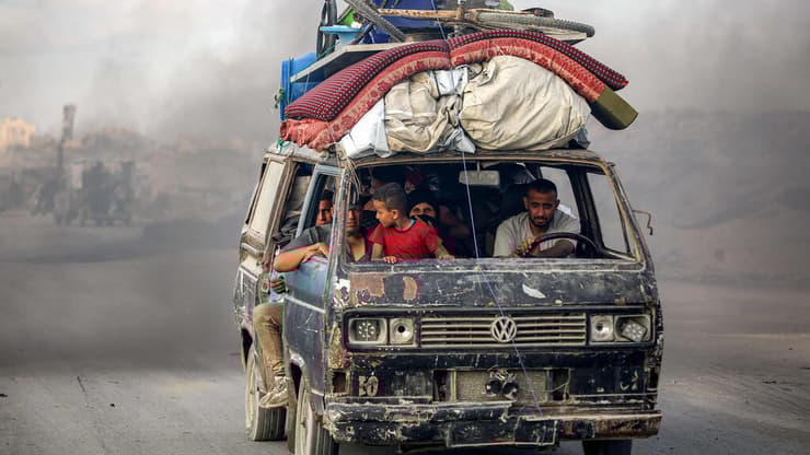 "הצטרפו לאלפים שכבר עזבו". הקריאה של דובר צה"ל בערבית (צילום: Eyad BABA / AFP) עקורים עזתים בורחים דרומה מהעיר עזה