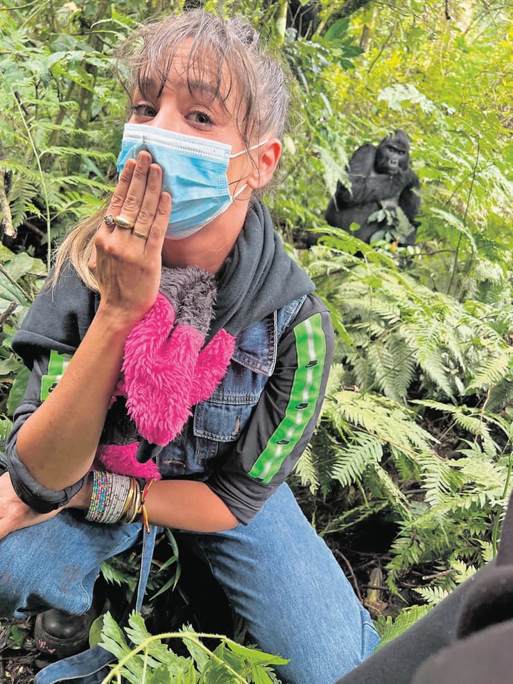 שירן סנדל עם גורילה באוגנדה