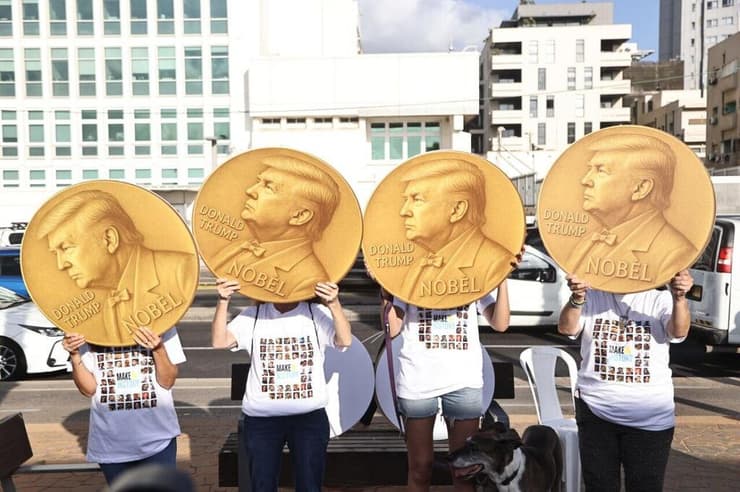 מיצב משפחות החטופים מול שגרירות ארה"ב בתל אביב