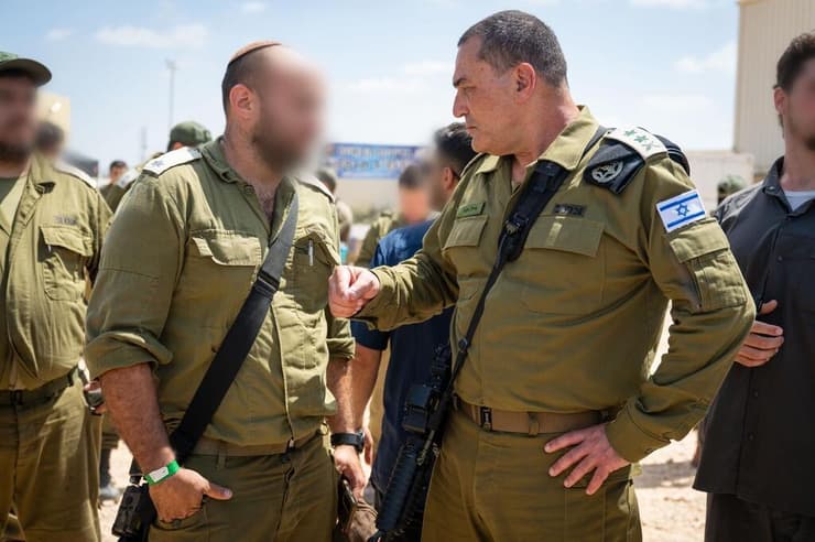 הרמטכ״ל, רב-אלוף אייל זמיר, בביקור בבסיס נחשונים