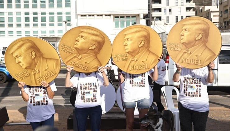 פעילים במחאת משפחות החטופים בישראל, במיצג בתל אביב שבו קראו להעניק לטראמפ נובל לשלום, 2 בספטמבר