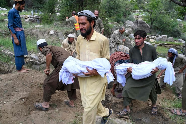 מפנים ילדים שנהרגו ברעש, באזור האסון באפגניסטן (צילום: Wakil Kohsar / AFP) אפגניסטן רעידת אדמה