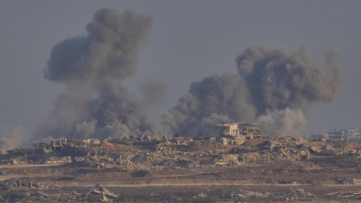 הפצצות בעזה, היום (צילום: AP Photo/Ohad Zwigenberg) עזה
