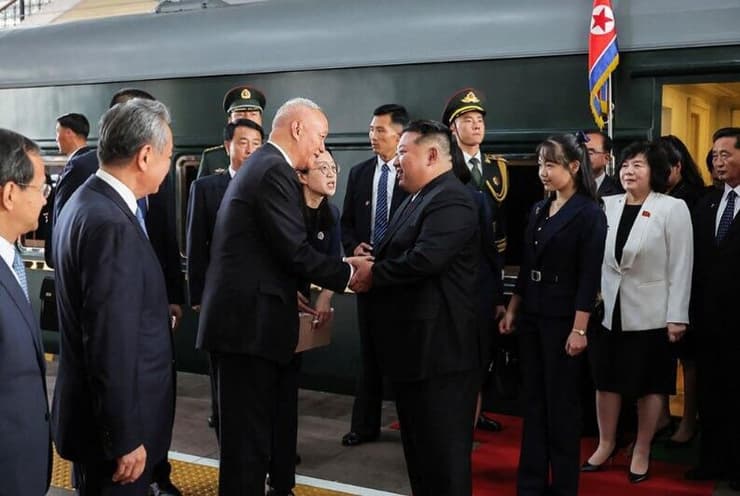 קבלת הפנים לשליט צפון קוריאה בבייג'ינג. מימינו: הבת קים ג'ו אה (צילום: AFP) קים ג'ונג און מגיע עם בתו ל בייג'ינג סין