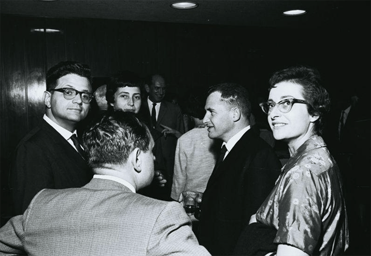 ב-1946 החל רוכמן בלימודי הנדסת חשמל במסצ'וסטס, שם גם פגש את מי שתהיה רעייתו, מריון (רות) לבית אולץ', אמנית וגרפיקאית. מריון ושמיל רוכמן בחנוכת בניין במכון ויצמן, 1963 | (צילום: ארכיון מכון ויצמן למדע) ב-1946 החל רוכמן בלימודי הנדסת חשמל במסצ'וסטס, שם גם פגש את מי שתהיה רעייתו, מריון (רות) לבית אולץ', אמנית וגרפיקאית. מריון ושמיל רוכמן בחנוכת בניין במכון ויצמן, 1963 |