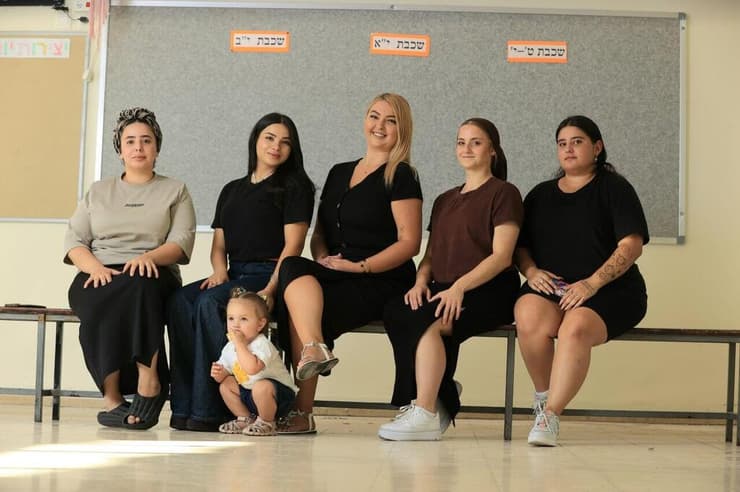 "אין תלמידה שלא יוצאת עם מקצוע". בוגרות הפנימייה במפגש  