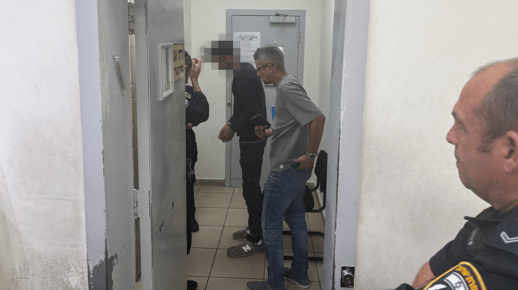 החשוד בתקיפה (בשחור) לצד עו"ד אסף אלוויה (צילום: מאיר תורג'מן) החשוד בתקיפה