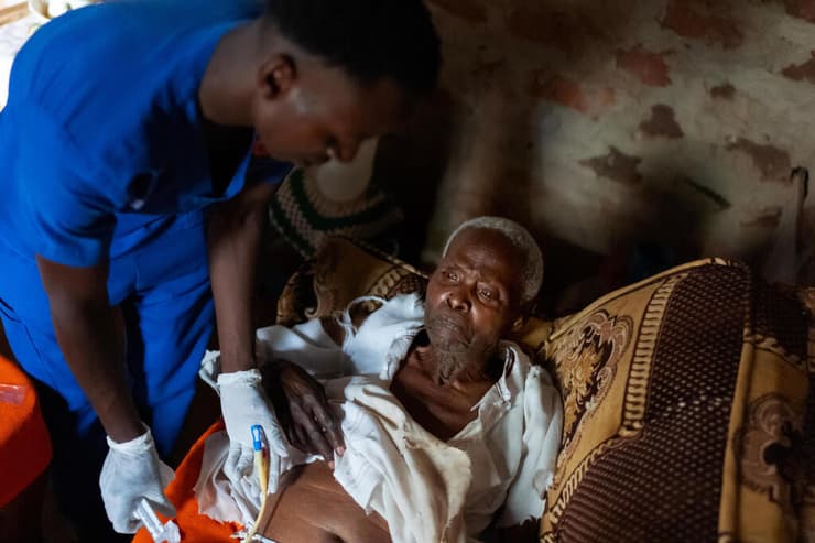 אפריקה זקנים אוגנדה אח סמנדה מטופל נקיאנגה