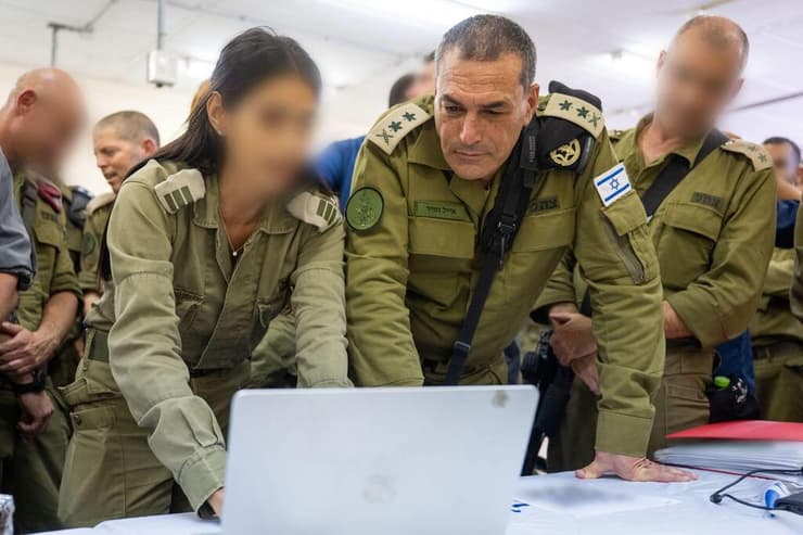 הרמטכ״ל, רב-אלוף אייל זמיר, בביקור בבסיס נחשונים