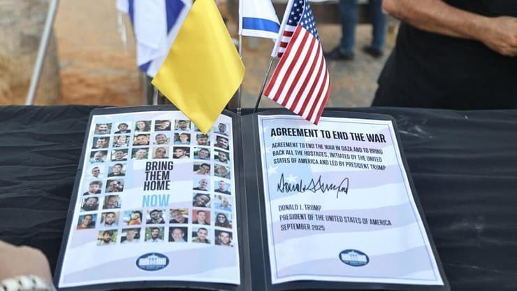 מיצב משפחות החטופים מול שגרירות ארה"ב בתל אביב