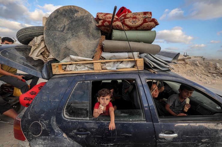 עקורים עזתים בורחים דרומה מהעיר עזה