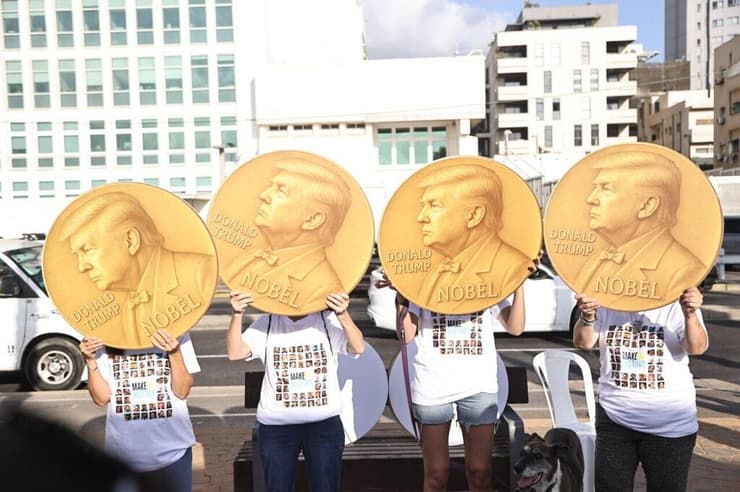 מיצב של משפחות החטופים מול שגרירות ארה"ב, שבו הן "מעניקות" לטראמפ פרס נובל לשלום, ב-2 בספטמבר (צילום: מוטי קמחי ) מיצב משפחות החטופים מול שגרירות ארה"ב בתל אביב