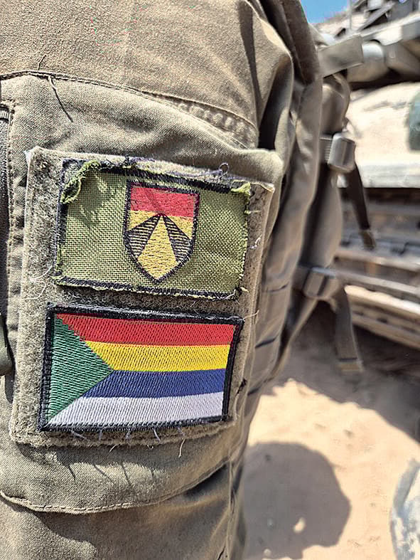 דגל העדה הדרוזית ומעליו סמל חטיבה 401