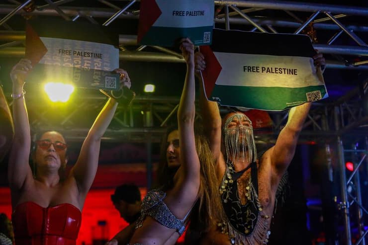 דגלים פלסטיניים עם הקריאה "לשחרר את פלסטין" מונפים במצעד של הקהילה הגאה בסידני, אוסטרליה, 2024