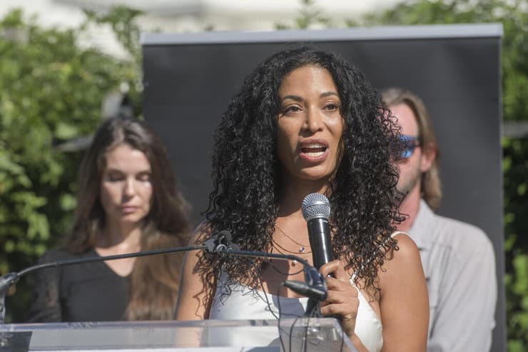 ליסה פיליפס, קורבן נוסף של אפשטיין שדיברה במסיבת העיתונאים. "די לסודיות" (צילום: AP Photo/Rod Lamkey, Jr.) ליסה פיליפס קורבן של אפשטיין ב מסיבת עיתונאים מחוץ לקיפטול ארה"ב