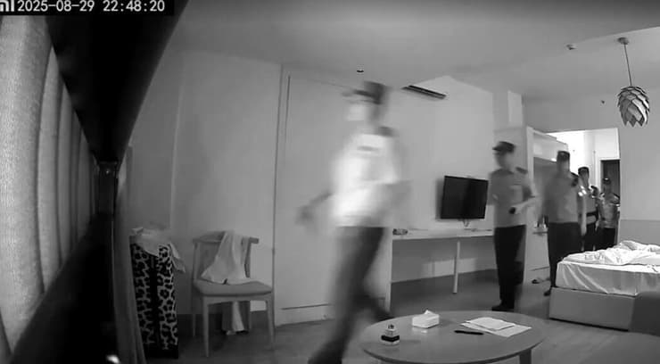 תיעוד מהמצלמה שבה שלט צ'י: השוטרים פורצים לחדר מחאה נגד המפלגה הקומוניסטית על בניין ב סין הקרין וברח