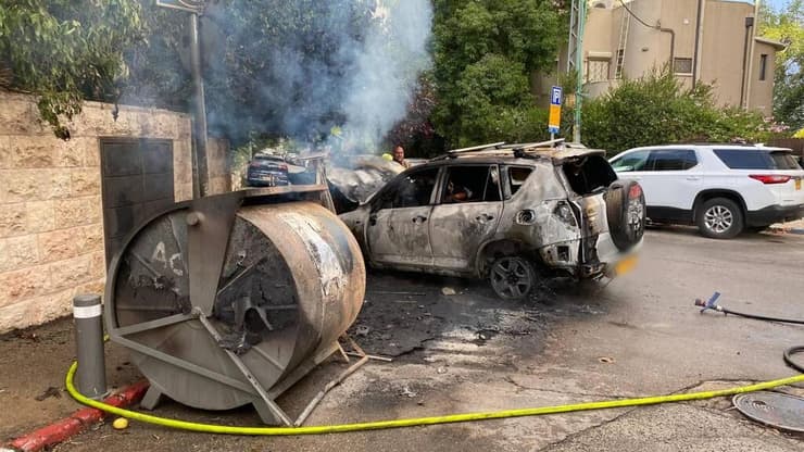 רכב נשרף ברחוב עזה בירושלים כתוצאה מפעילות מחאה באזור למען החטופים