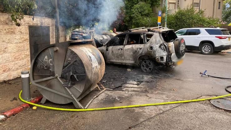 רכב נשרף ברחוב עזה בירושלים כתוצאה מפעילות מחאה באזור למען החטופים