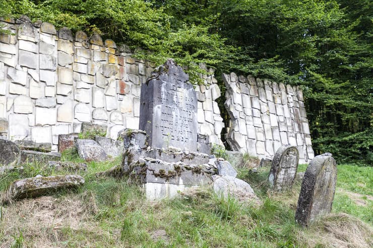 מצבות בבית הקברות היהודי העתיק בעיירה הפולנית קז'מייז' דולני